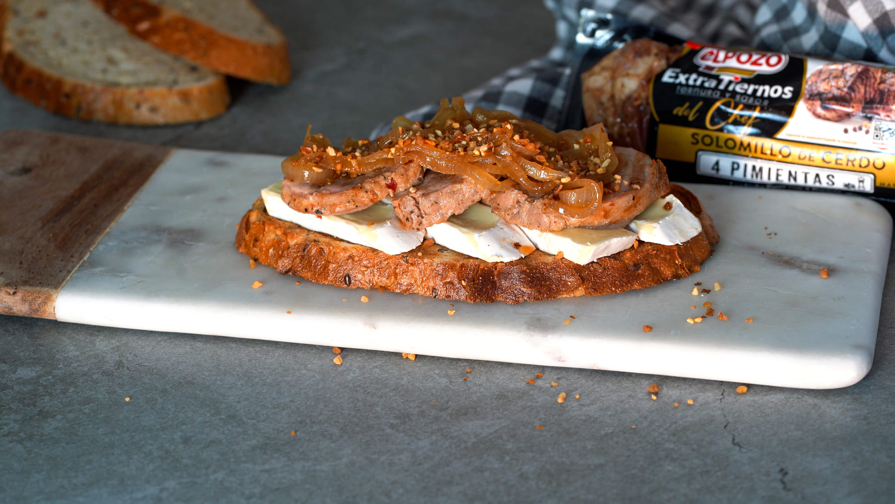 ELPOZO - Tosta de solomillo a las 4 pimientas con cebolla y queso brie