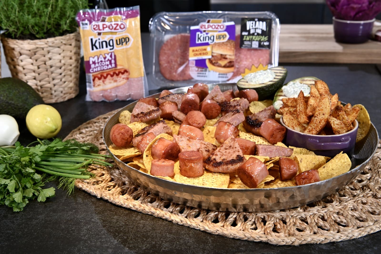 ELPOZO - Receta de burgers and dogs con patatas deluxe, salsa ranchera y aguacate asado