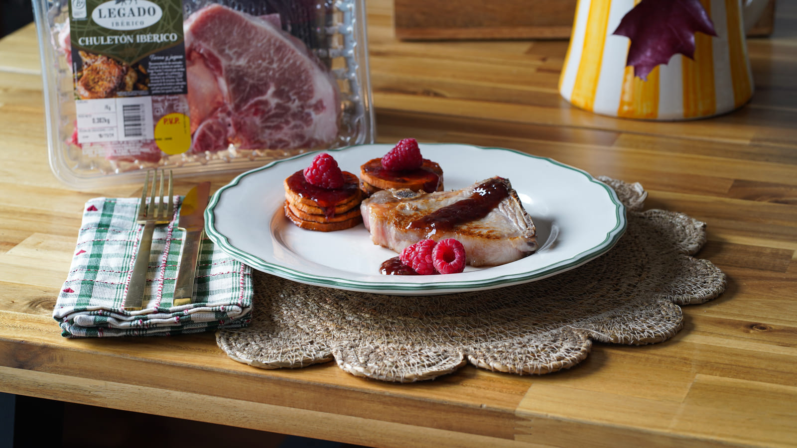 ELPOZO - Chuletas de lomo ibérico con torres de boniato y frutos rojos