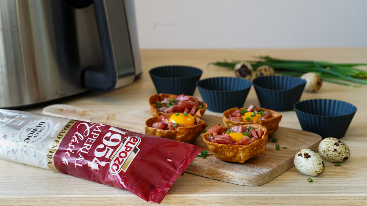 Tartaletas rápidas de fuet y huevo de codorniz en airfryer