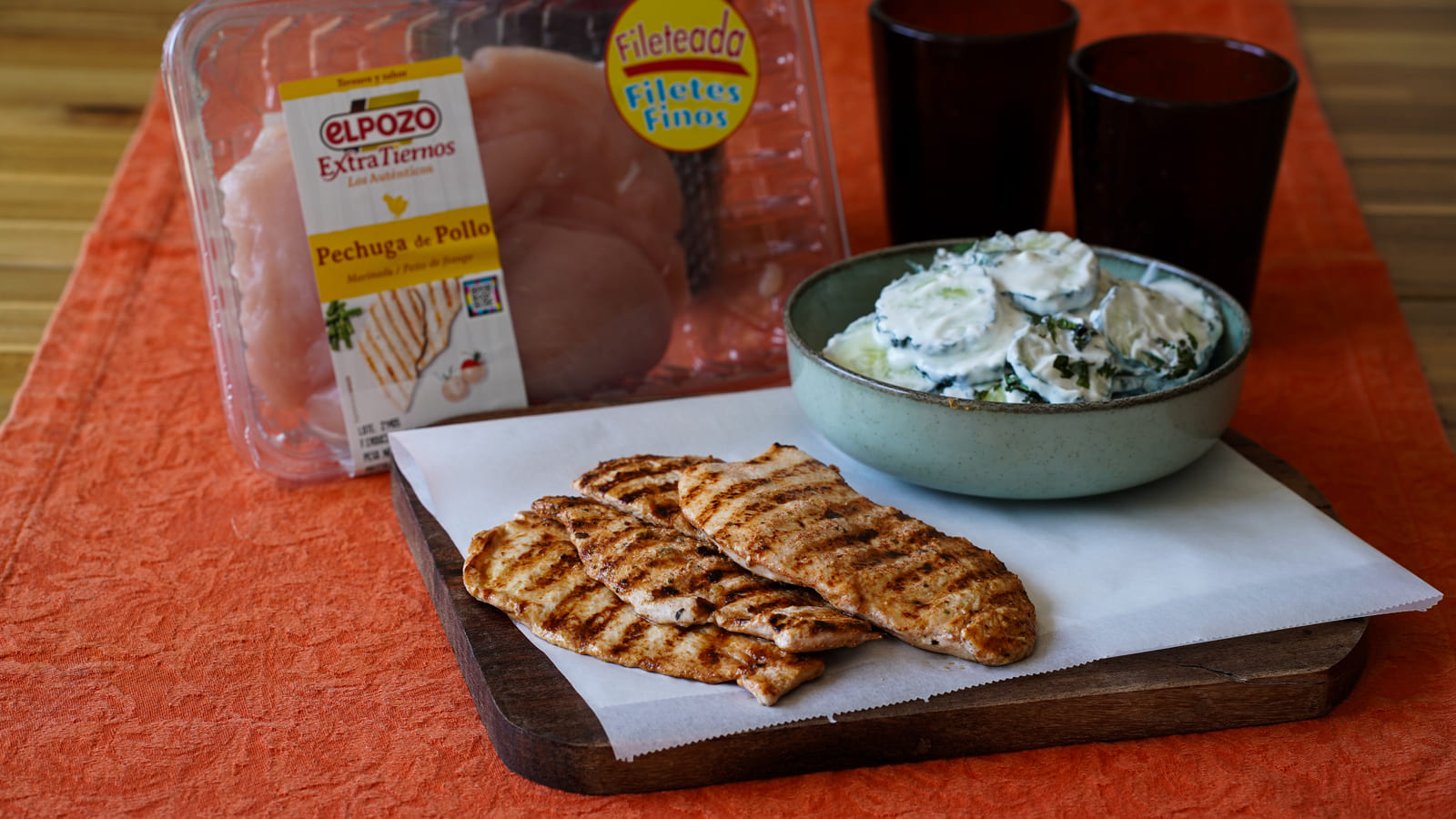 Receta de pechuga de pollo a la barbacoa con ensalada de pepino, yogur y menta