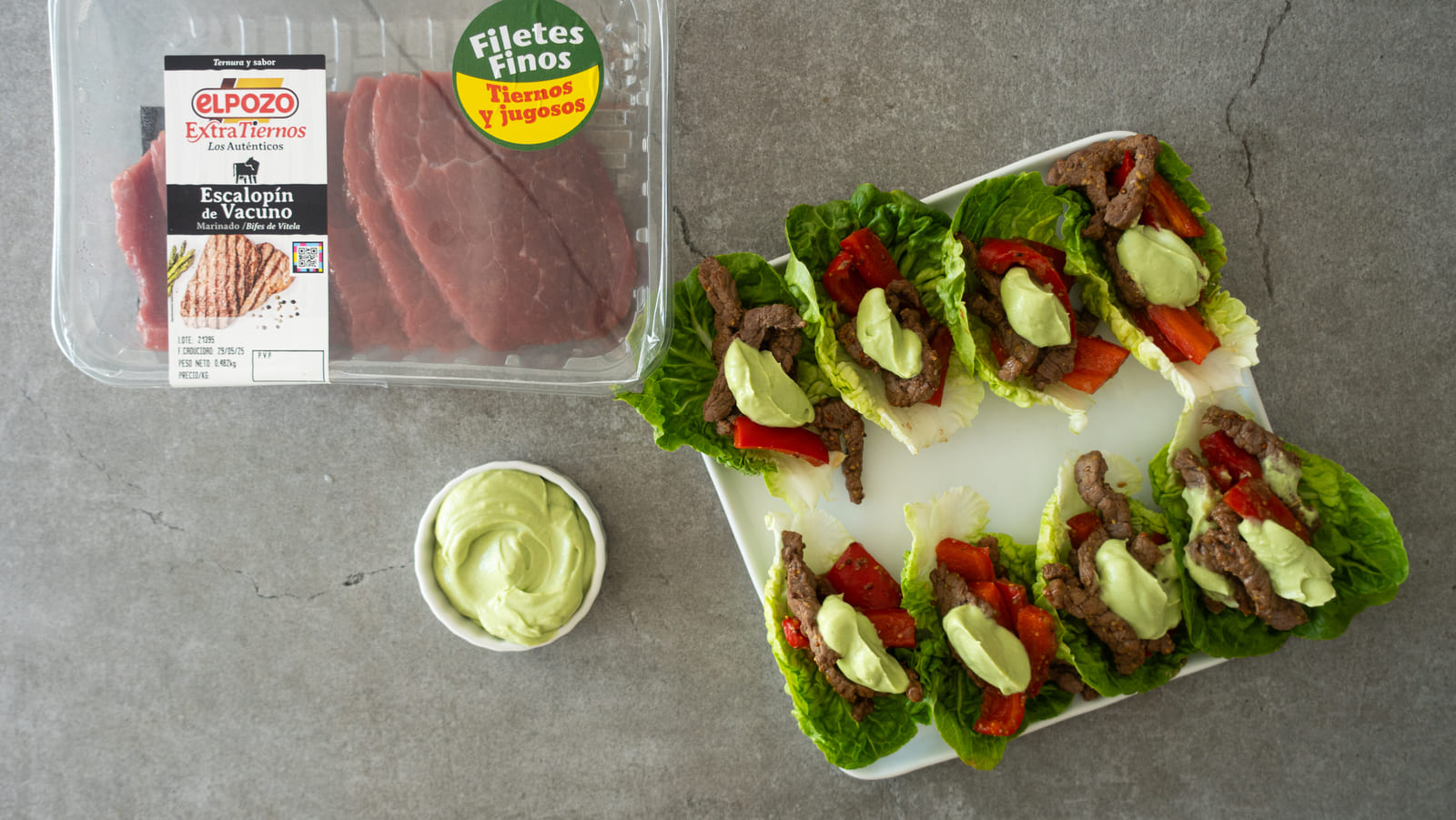 Mini tacos de lechuga con escalopín de vacuno, maíz a la plancha y crema de aguacate