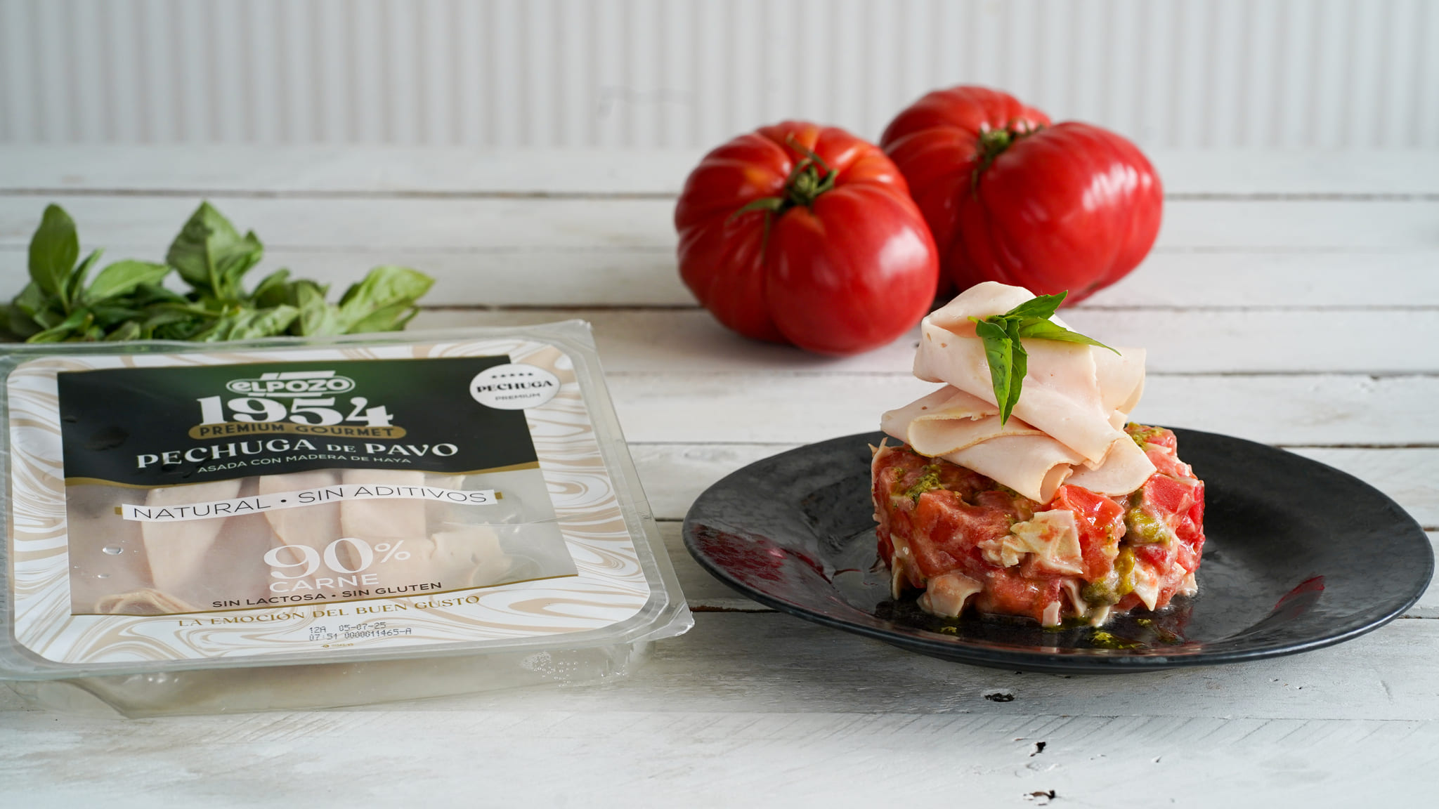 Receta de láminas de pavo asado con madera de haya sobre tartar de tomate rosa y vinagreta de albahaca - ElPozo Cocina