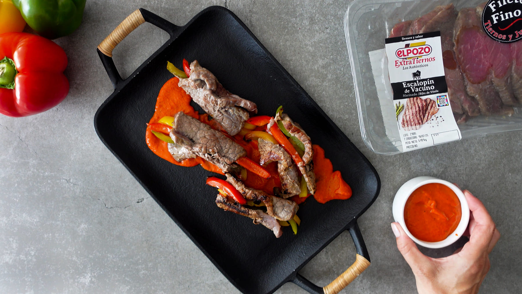 Rollito de escalopín extratierno con pimientos asados, rúcula y crema de piquillo ahumado - ElPozo Cocina