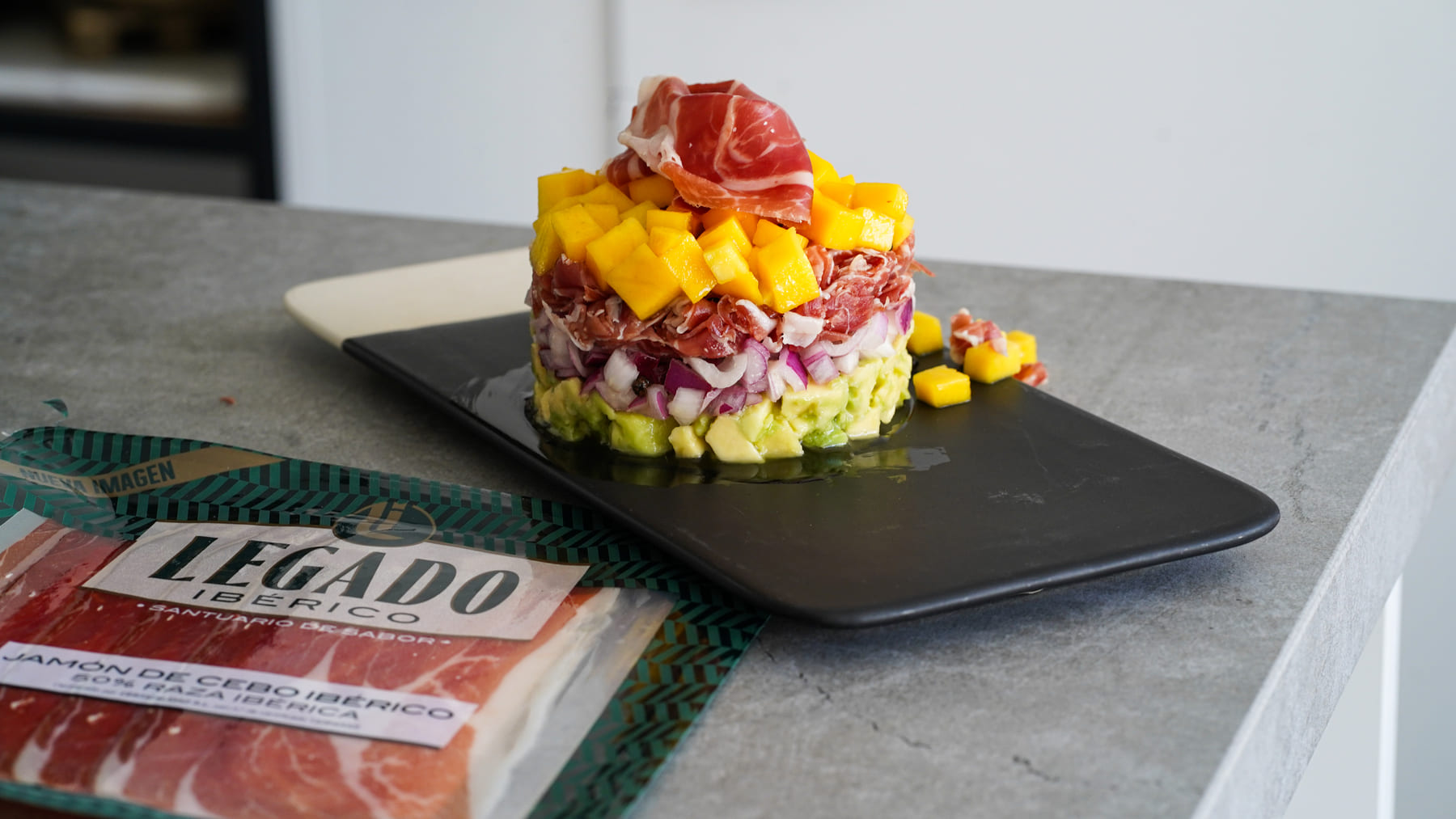 Tartar de mango y aguacate con jamón de cebo Legado Ibérico - ElPozo Cocina