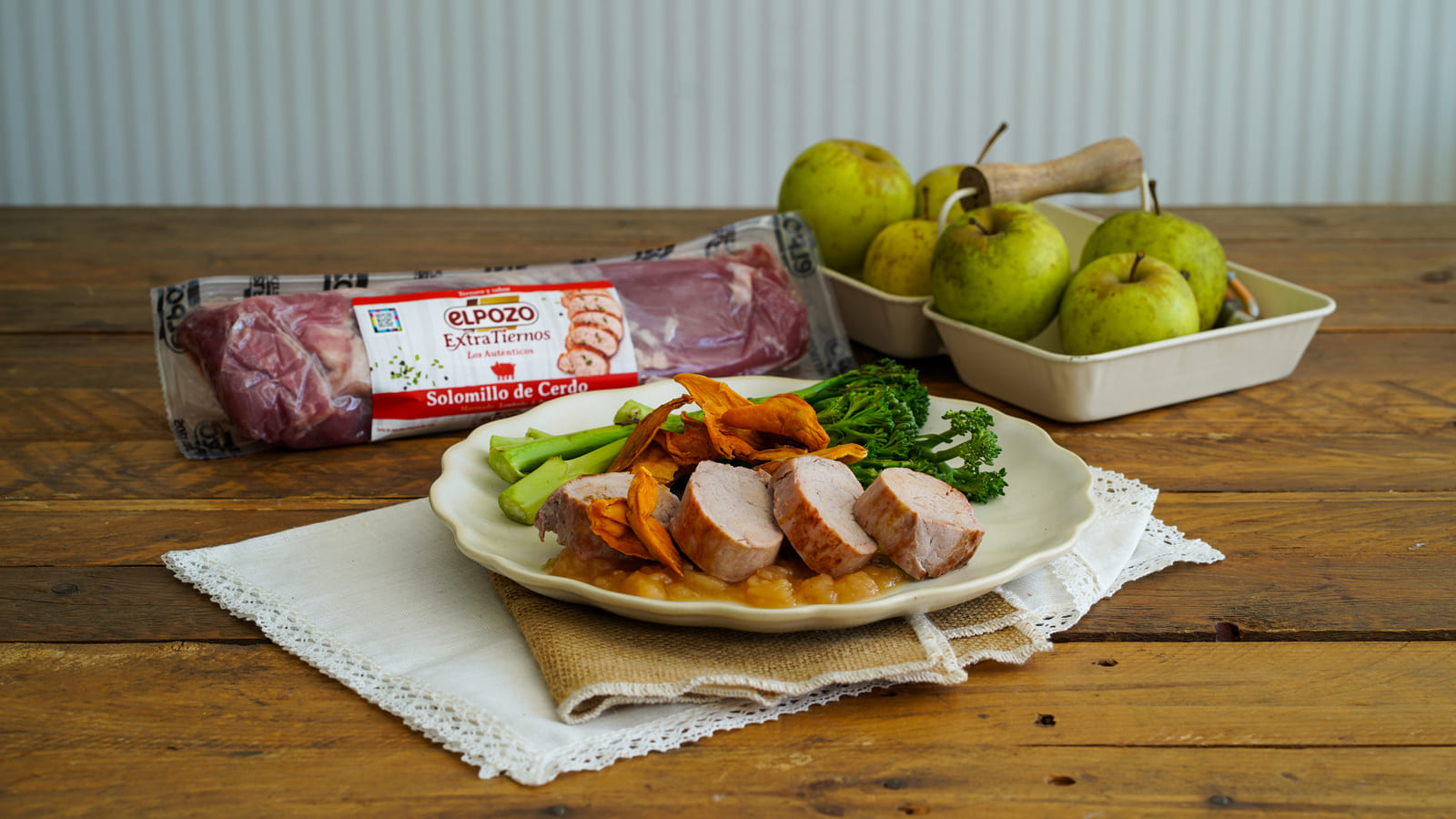Solomillo de cerdo a baja temperatura con puré de manzana y chips de batata - ElPozo Cocina