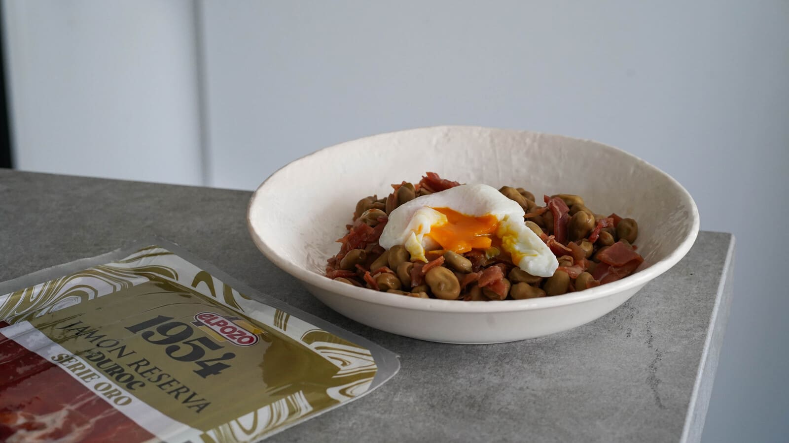 Habitas salteadas con jamón y huevo poché - ElPozo Cocina