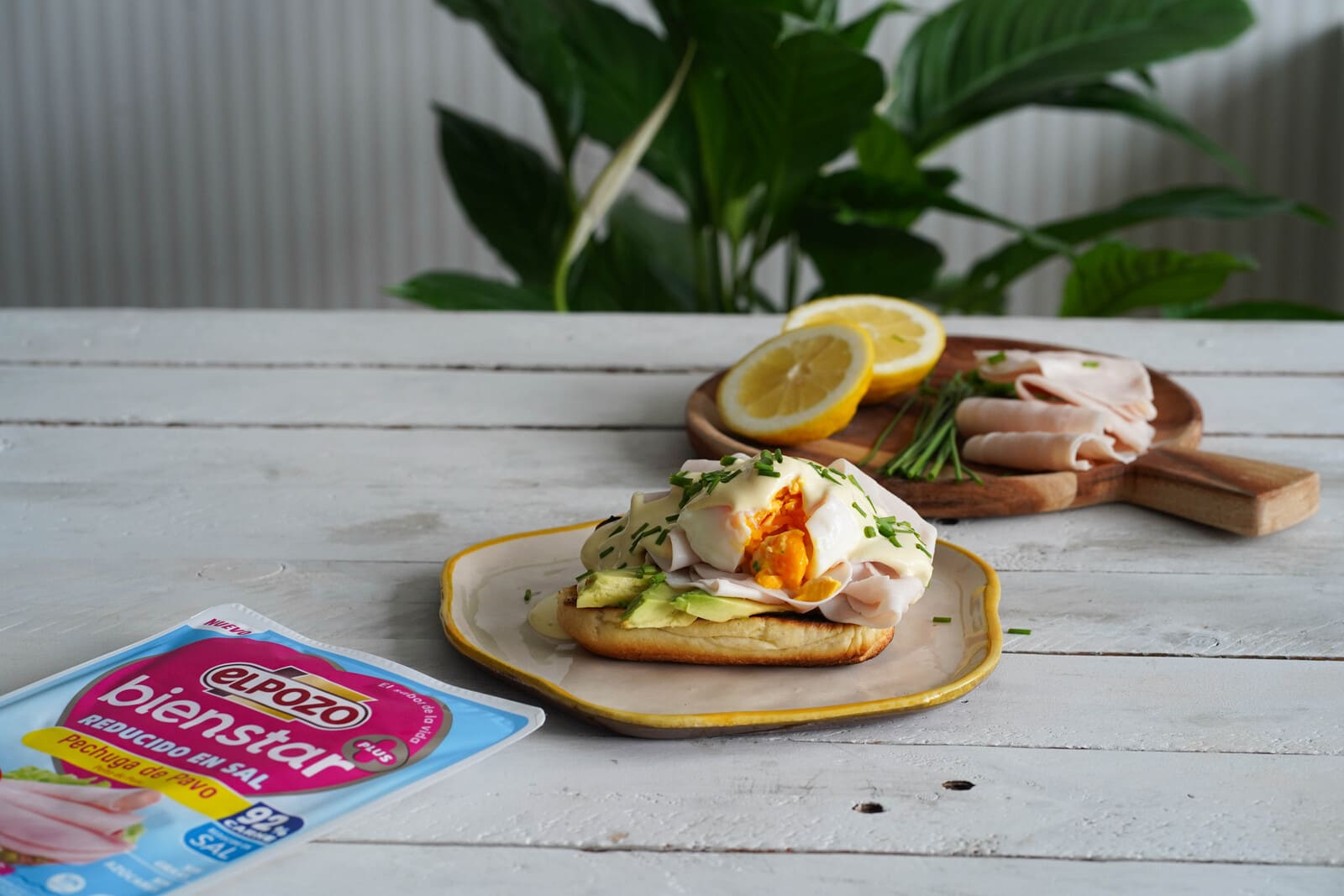 Tostada “zero waste” con huevo benedictino, jamón y aguacate cítrico - ElPozo Cocina