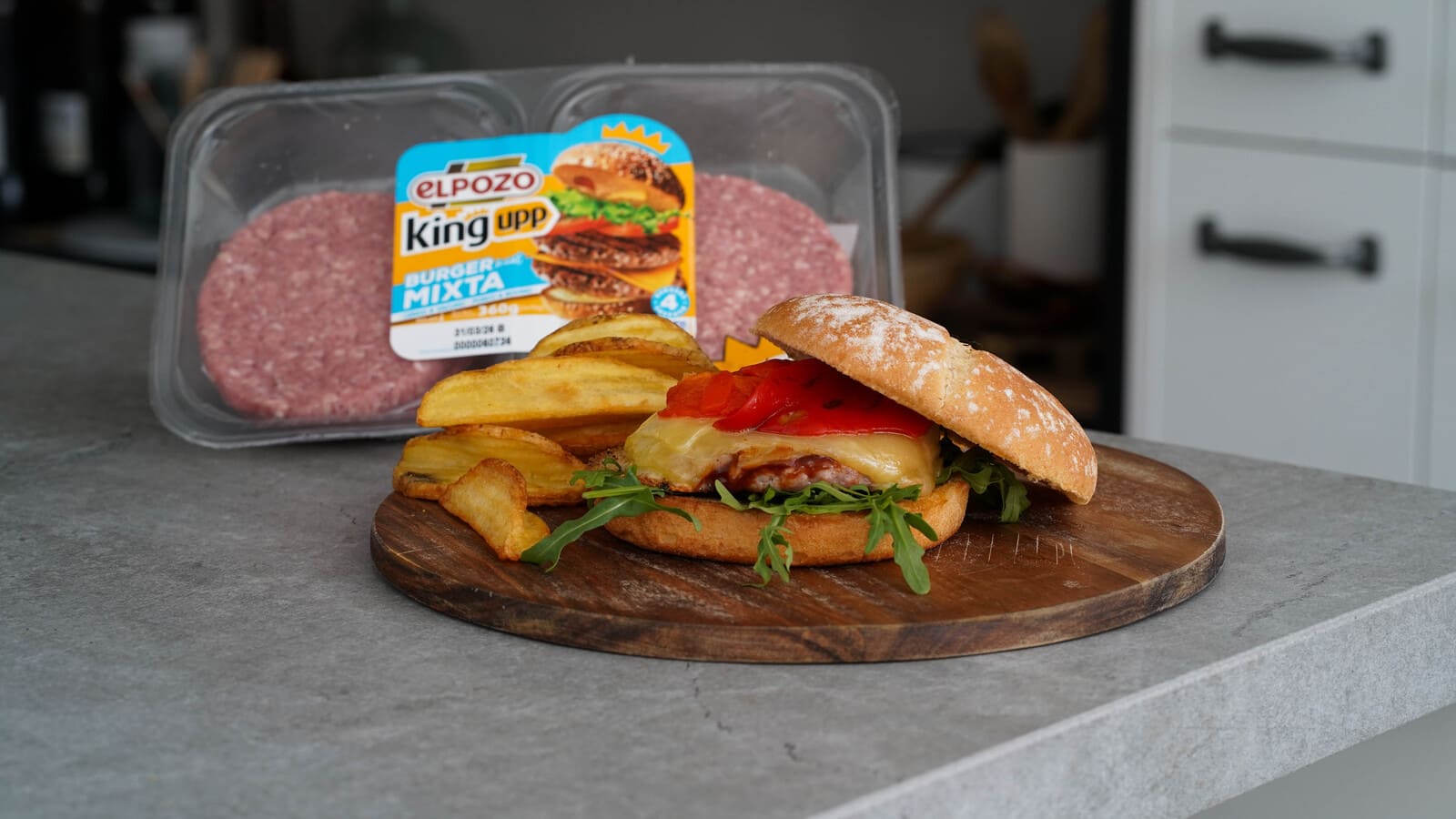 Hamburguesa ElPozo King Upp al estilo rústico con pimientos asados y salsa barbacoa - ElPozo Cocina