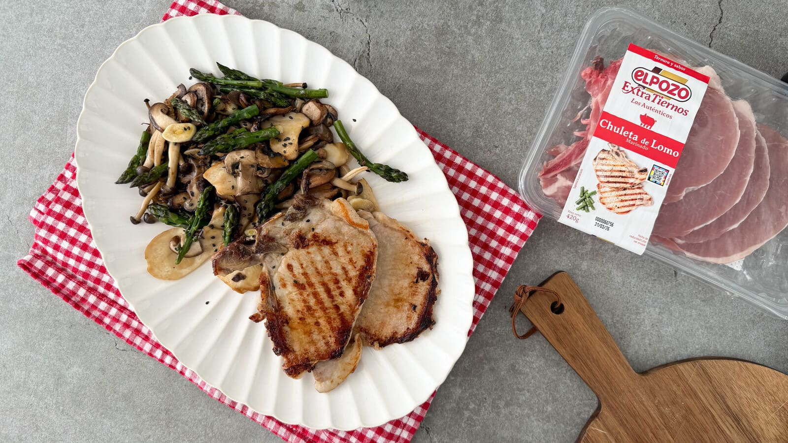 Chuletas de lomo ElPozo Extratiernos acompañadas de salteado de setas de temporada - ElPozo Cocina