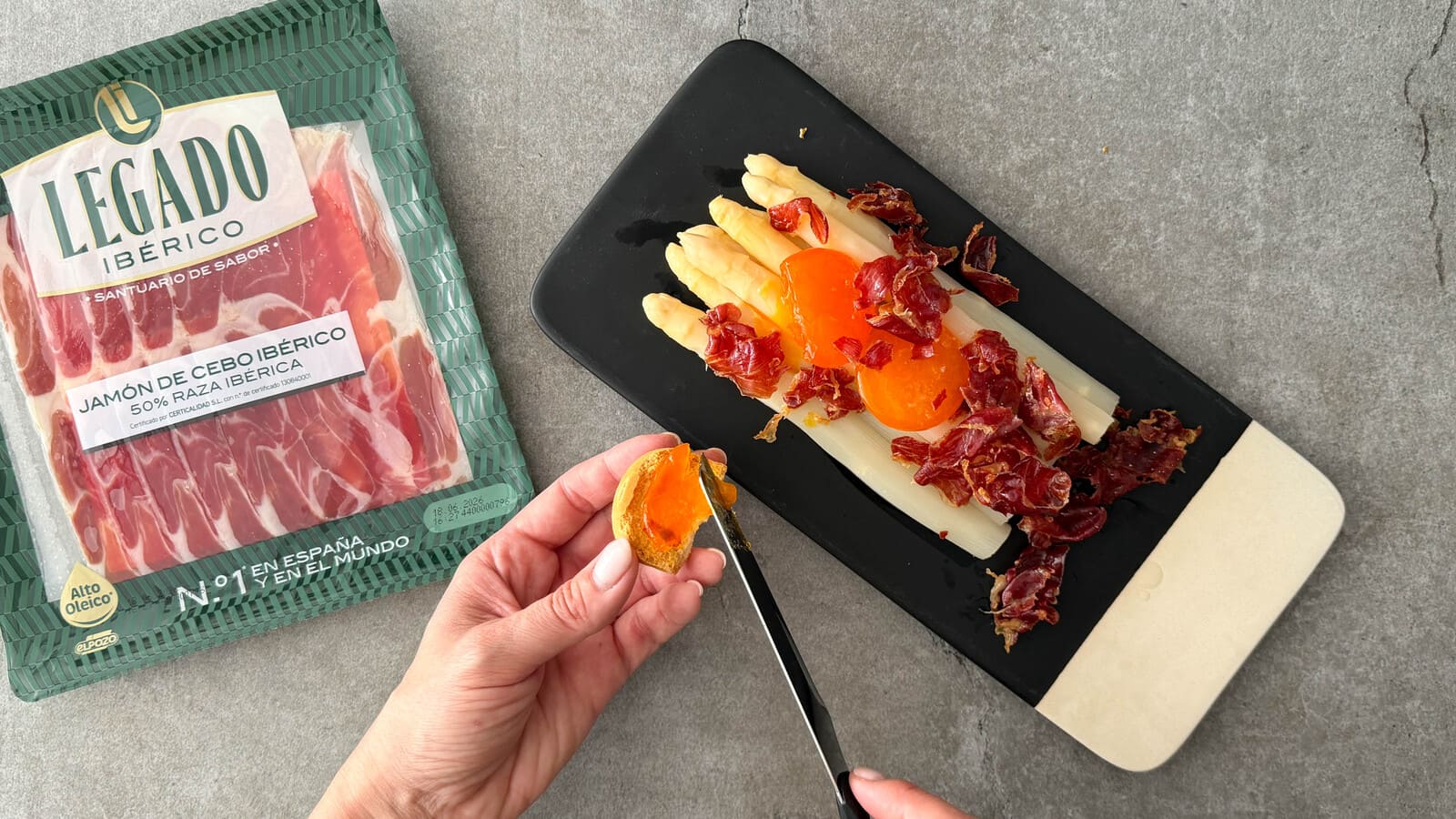 Espárragos blancos con yema curada y crujiente de jamón de cebo Legado Ibérico - ElPozo Cocina
