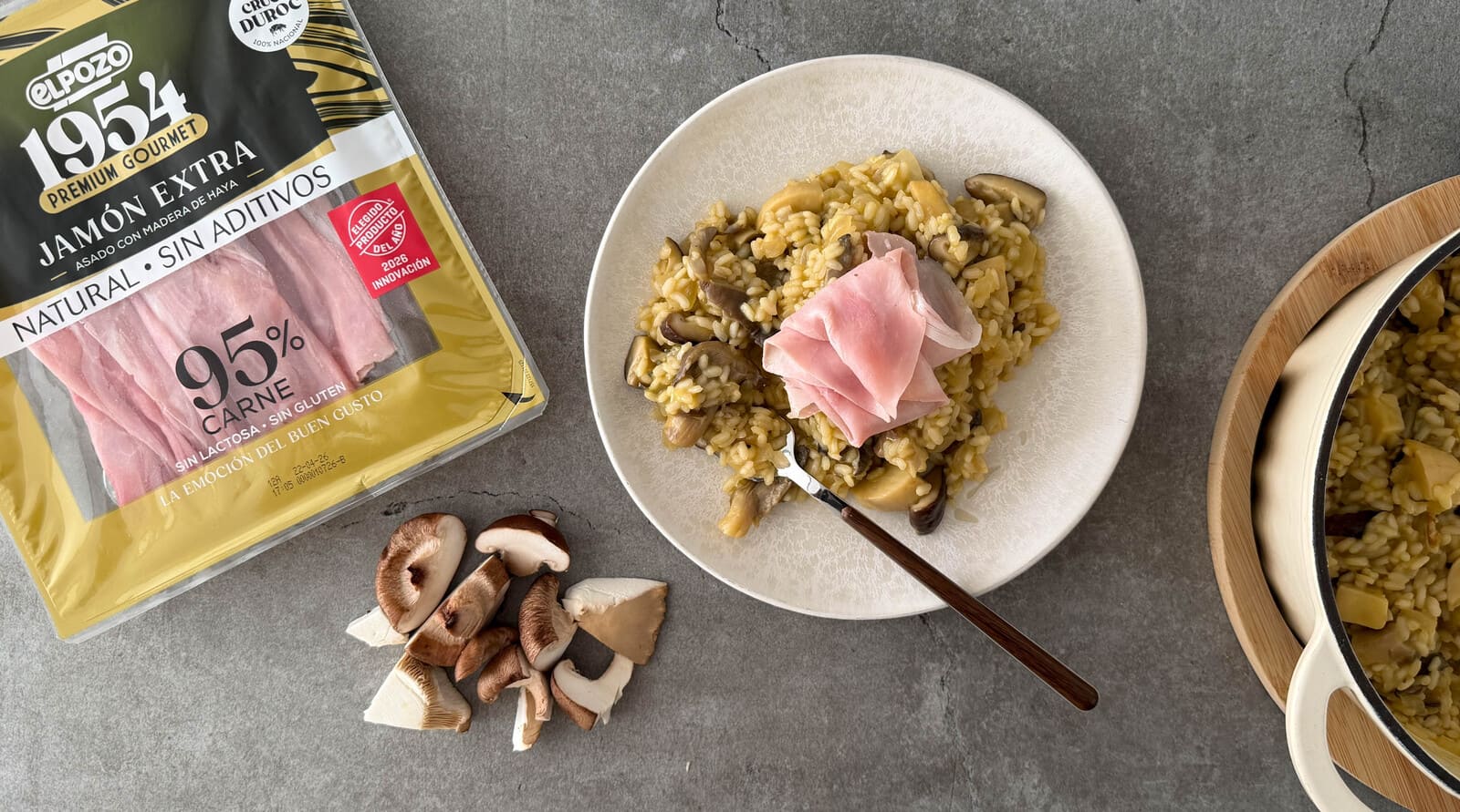 Risotto cremoso de setas silvestres con jamón asado en madera de haya - ElPozo Cocina