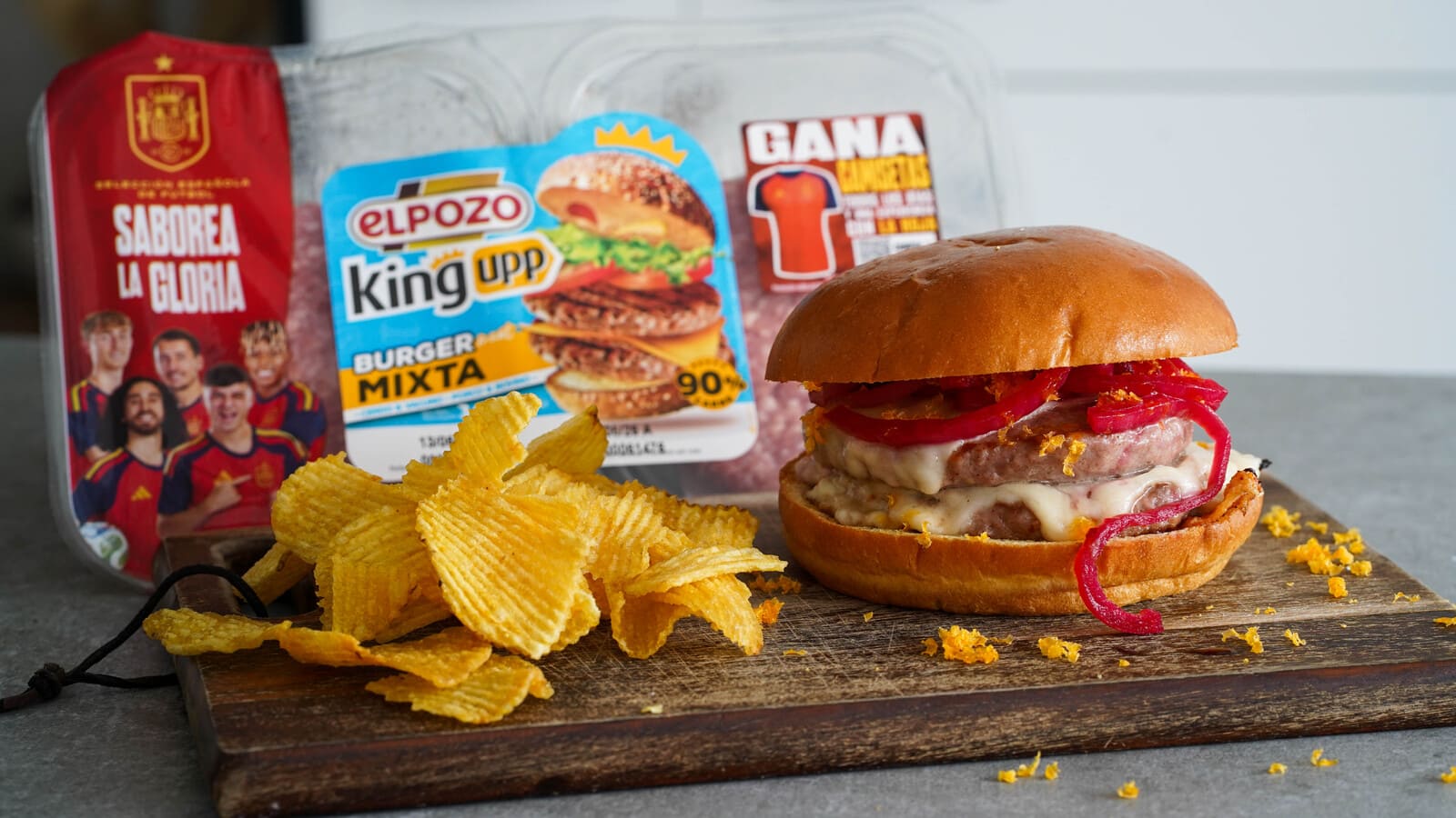 Burger mixta ElPozo King Upp con cebolla encurtida en remolacha y yema de huevo - ElPozo Cocina