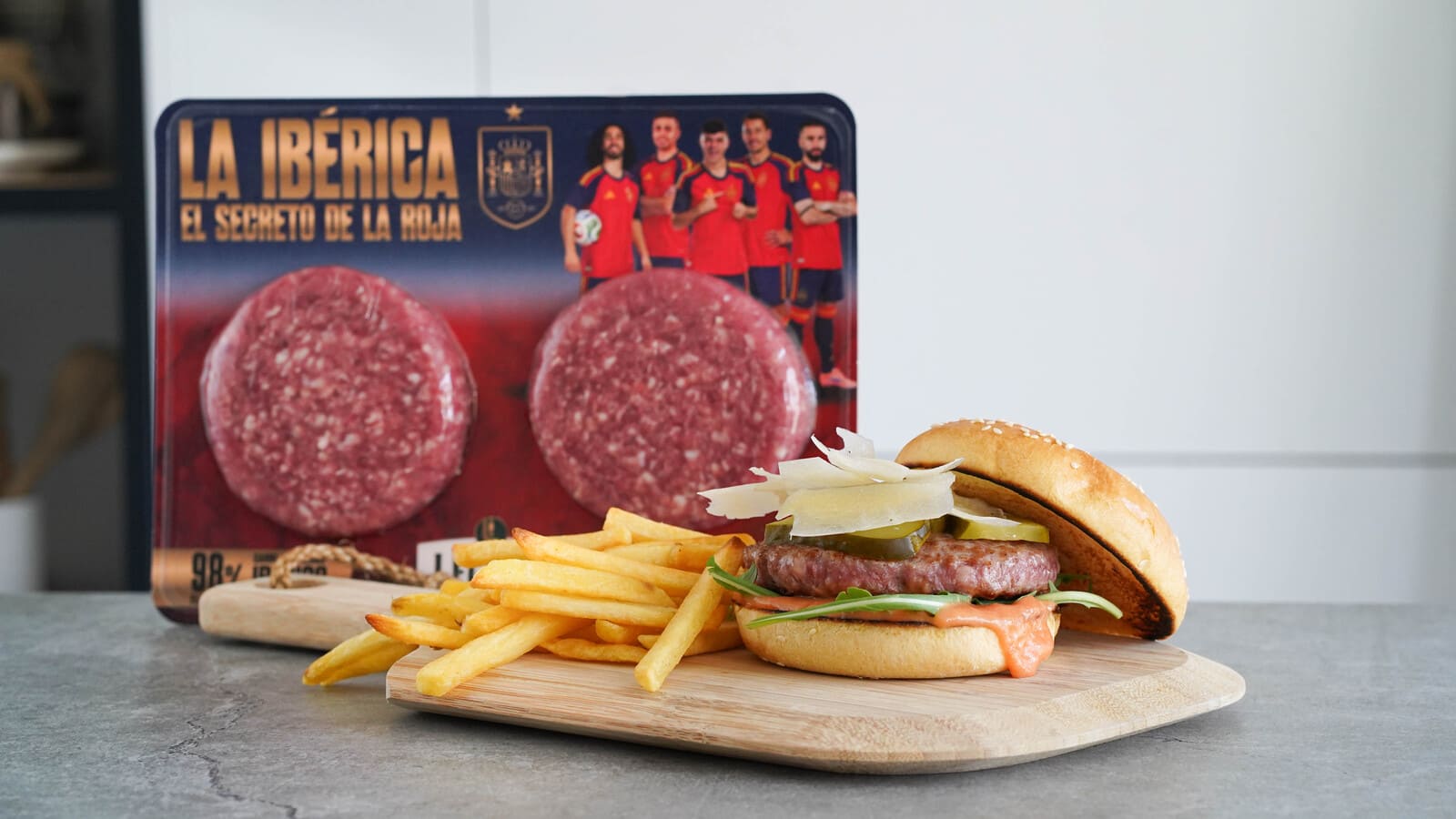 Hamburguesa “Goleada de Sabores” con salmorejo rojo y queso manchego - ElPozo Cocina