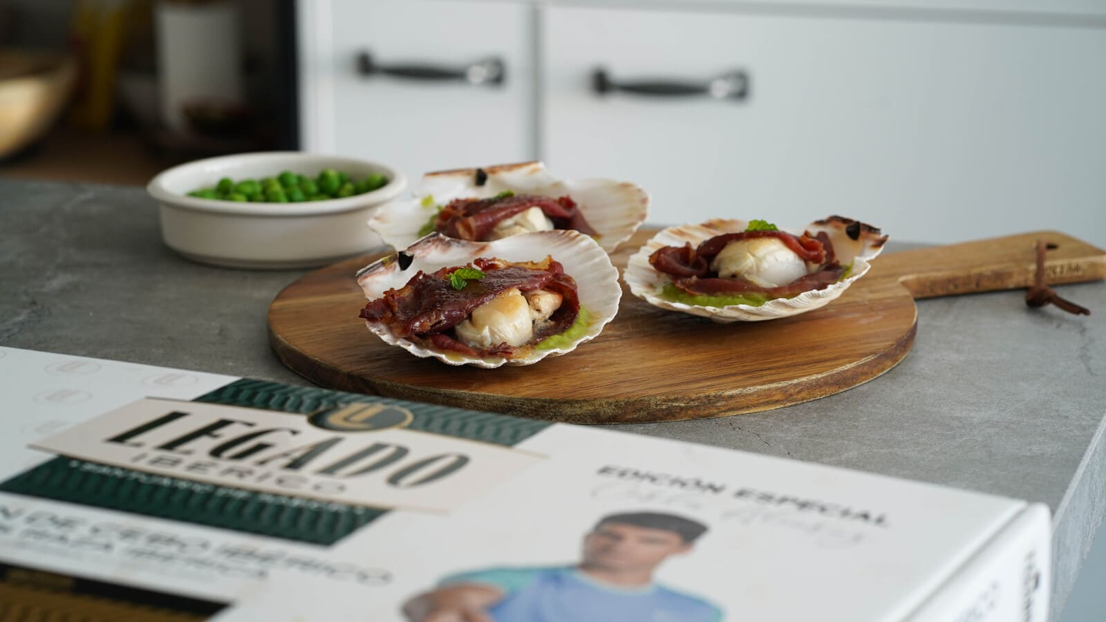 Vieiras a la plancha con jamón Legado Ibérico y crema de guisantes - ElPozo Cocina